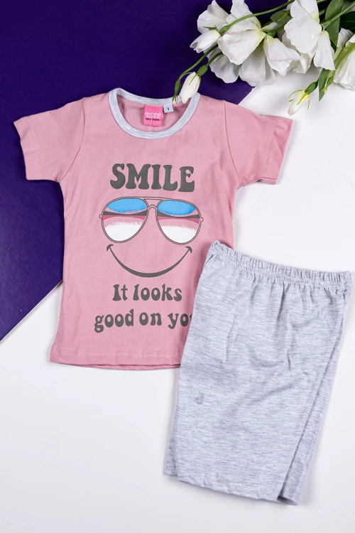 طقم بناتي قطعتين تيشيرت باللون الوردي مزين بكتابات و رسومات من الأمام مع شورت لون رمادي فاتح