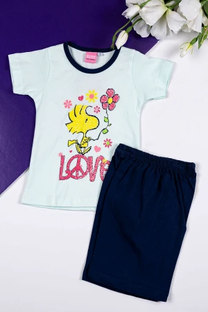 طقم بناتي قطعتين تيشيرت باللون التفاحي الفاتح مزين بكتابات و رسومات من الأمام مع شورت لون كحلي 