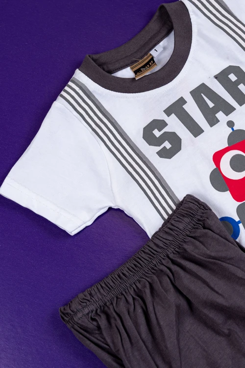 طقم ولادي قطعتين تيشيرت باللون الأبيض مزين بكتابات و رسومات من الأمام مع شورت لون رصاصي