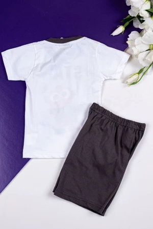 طقم ولادي قطعتين تيشيرت باللون الأبيض مزين بكتابات و رسومات من الأمام مع شورت لون رصاصي