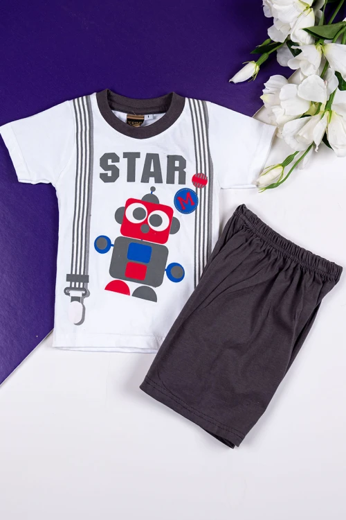 طقم ولادي قطعتين تيشيرت باللون الأبيض مزين بكتابات و رسومات من الأمام مع شورت لون رصاصي