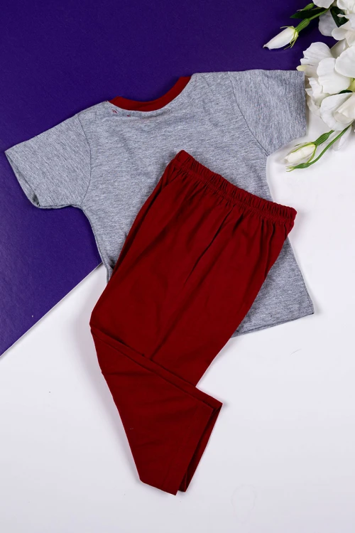 طقم ولادي قطعتين تيشيرت باللون الرمادي مزين بكتابات و رسومات من الأمام مع بنطلون طويل لون عودي