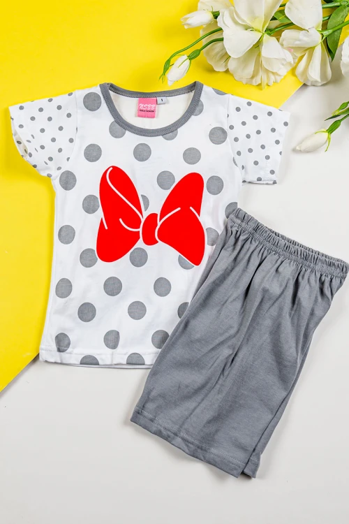 طقم بناتي قطعتين تيشيرت باللون الأبيض منقط بالرمادي مزين بفيونكة من الأمام مع شورت لون رمادي