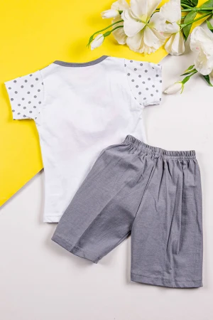 طقم بناتي قطعتين تيشيرت باللون الأبيض منقط بالرمادي مزين بفيونكة من الأمام مع شورت لون رمادي 