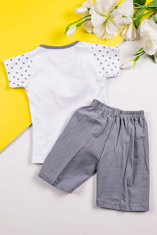 طقم بناتي قطعتين تيشيرت باللون الأبيض منقط بالرمادي مزين بفيونكة من الأمام مع شورت لون رمادي