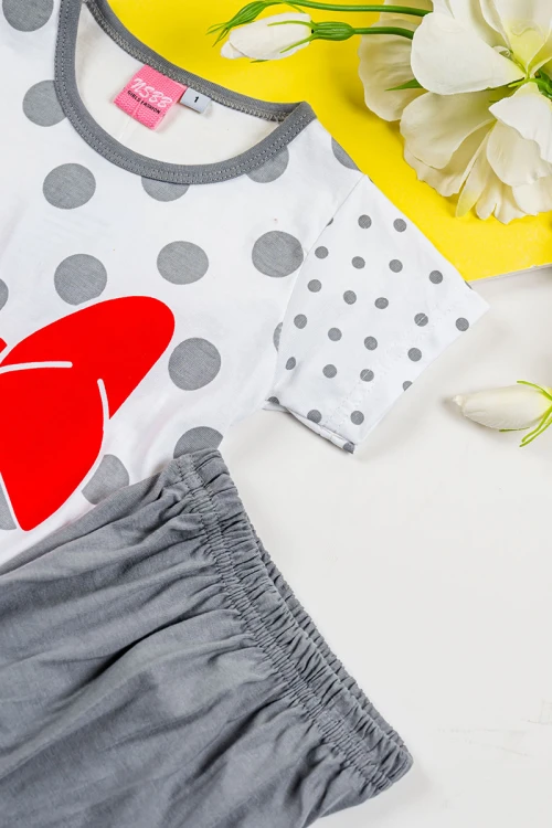 طقم بناتي قطعتين تيشيرت باللون الأبيض منقط بالرمادي مزين بفيونكة من الأمام مع شورت لون رمادي