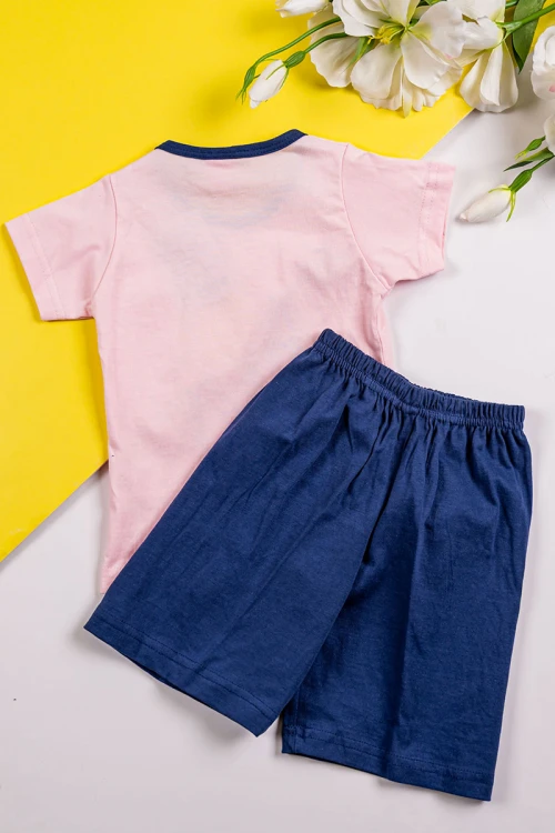 طقم بناتي قطعتين تيشيرت باللون الوردي الفاتح مزين بكتابات و رسومات من الأمام مع شورت لون كحلي