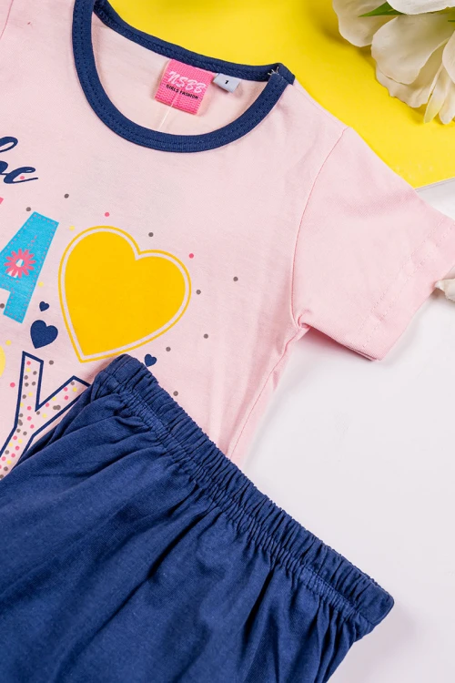 طقم بناتي قطعتين تيشيرت باللون الوردي الفاتح مزين بكتابات و رسومات من الأمام مع شورت لون كحلي