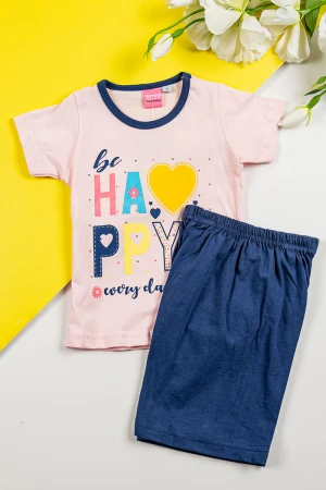 طقم بناتي قطعتين تيشيرت باللون الوردي الفاتح مزين بكتابات و رسومات من الأمام مع شورت لون كحلي 