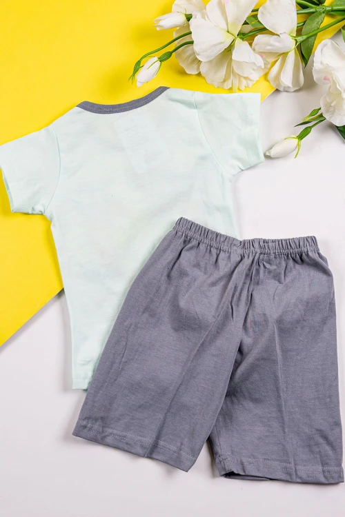 طقم بناتي قطعتين تيشيرت باللون التفاحي الفاتح مزين بكتابات و رسومات من الأمام مع شورت لون رمادي