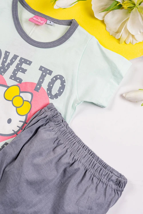 طقم بناتي قطعتين تيشيرت باللون التفاحي الفاتح مزين بكتابات و رسومات من الأمام مع شورت لون رمادي