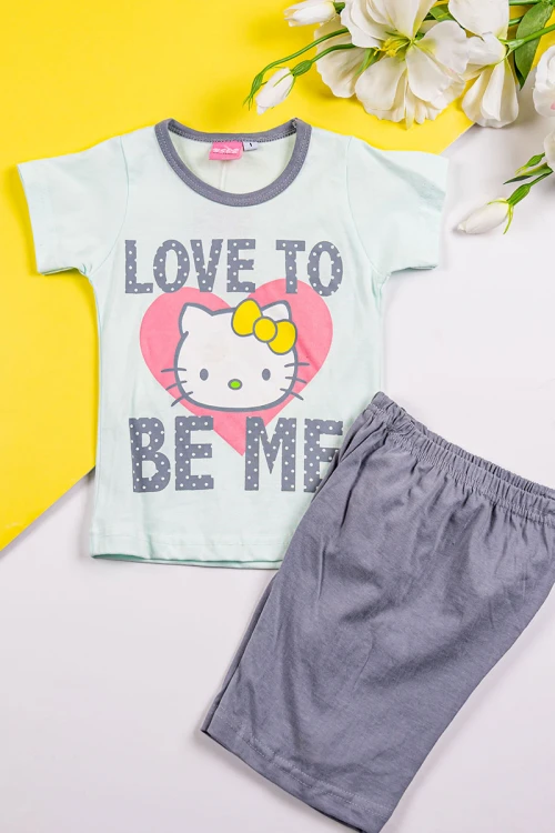 طقم بناتي قطعتين تيشيرت باللون التفاحي الفاتح مزين بكتابات و رسومات من الأمام مع شورت لون رمادي