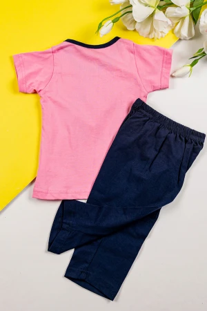 طقم بناتي قطعتين تيشيرت باللون الوردي الغامق مزين برسومات من الأمام مع بنطلون طويل لون كحلي 