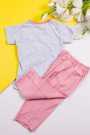 طقم بناتي قطعتين تيشيرت باللون الرمادي الفاتح مزين برسومات و كتابات من الأمام مع بنطلون طويل لون وردي 