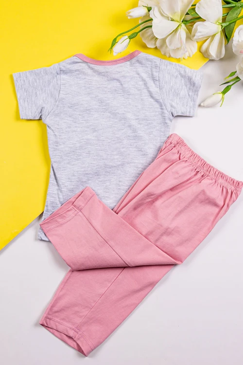 طقم بناتي قطعتين تيشيرت باللون الرمادي الفاتح مزين برسومات و كتابات من الأمام مع بنطلون طويل لون وردي