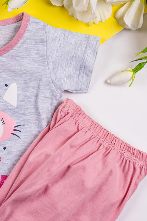 طقم بناتي قطعتين تيشيرت باللون الرمادي الفاتح مزين برسومات و كتابات من الأمام مع بنطلون طويل لون وردي