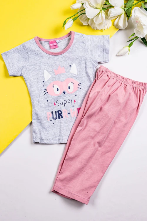 طقم بناتي قطعتين تيشيرت باللون الرمادي الفاتح مزين برسومات و كتابات من الأمام مع بنطلون طويل لون وردي