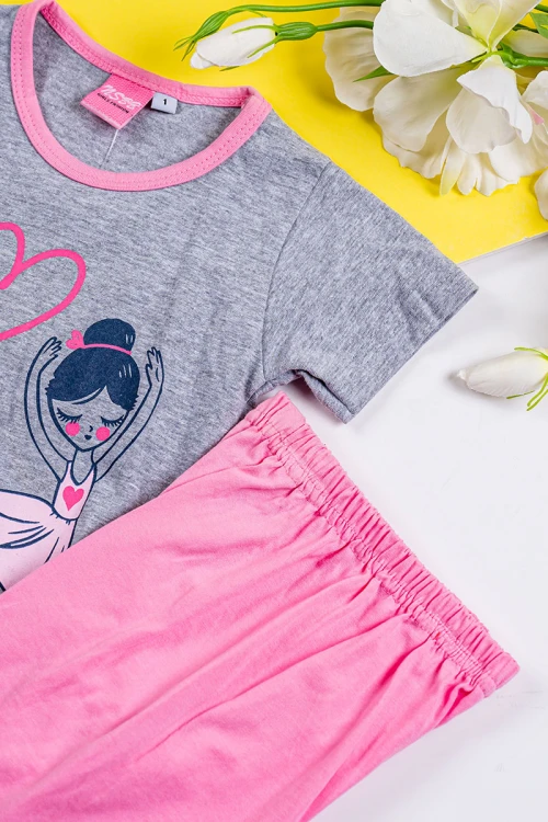 طقم بناتي قطعتين تيشيرت باللون الرمادي الغامق مزين برسومات و كتابات من الأمام مع بنطلون طويل لون وردي