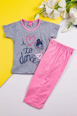 طقم بناتي قطعتين تيشيرت باللون الرمادي الغامق مزين برسومات و كتابات من الأمام مع بنطلون طويل لون وردي 