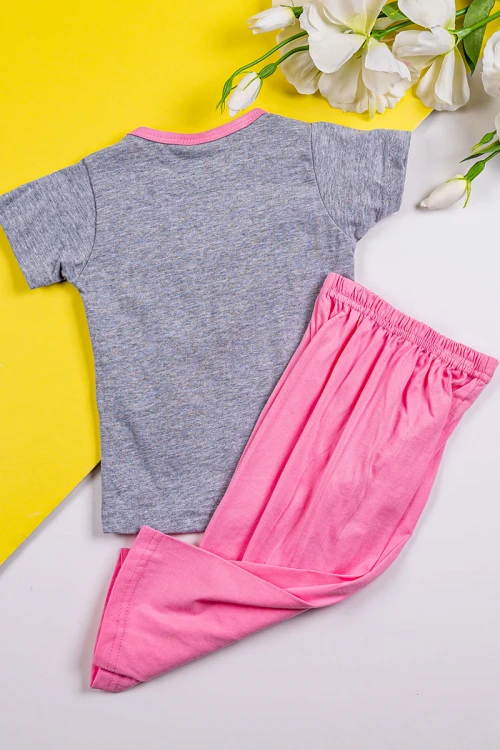 طقم بناتي قطعتين تيشيرت باللون الرمادي الغامق مزين برسومات و كتابات من الأمام مع بنطلون طويل لون وردي