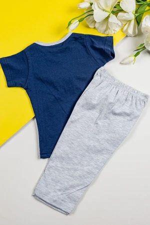 طقم بناتي قطعتين تيشيرت باللون الكحلي مزين برسومات و كتابات من الأمام مع بنطلون طويل لون رمادي 