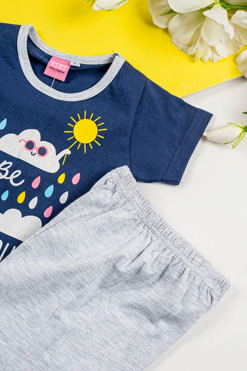 طقم بناتي قطعتين تيشيرت باللون الكحلي مزين برسومات و كتابات من الأمام مع بنطلون طويل لون رمادي