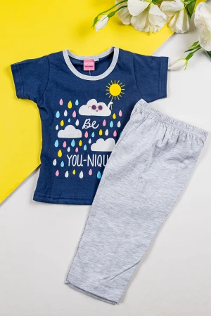 طقم بناتي قطعتين تيشيرت باللون الكحلي مزين برسومات و كتابات من الأمام مع بنطلون طويل لون رمادي 