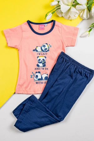 طقم بناتي قطعتين تيشيرت باللون الخربزي مزين برسومات و كتابات من الأمام مع بنطلون طويل لون كحلي 