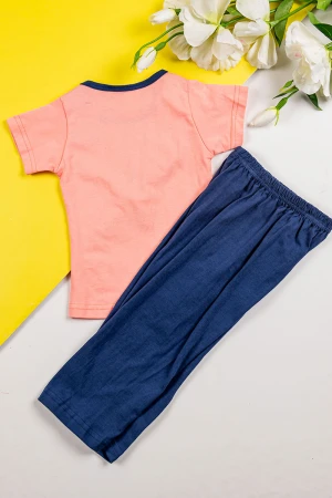 طقم بناتي قطعتين تيشيرت باللون الخربزي مزين برسومات و كتابات من الأمام مع بنطلون طويل لون كحلي 