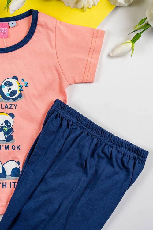 طقم بناتي قطعتين تيشيرت باللون الخربزي مزين برسومات و كتابات من الأمام مع بنطلون طويل لون كحلي