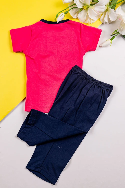 طقم بناتي قطعتين تيشيرت باللون الفوشي مزين برسومات و كتابات من الأمام مع بنطلون طويل لون كحلي