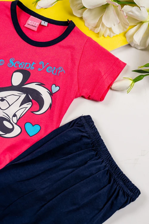 طقم بناتي قطعتين تيشيرت باللون الفوشي مزين برسومات و كتابات من الأمام مع بنطلون طويل لون كحلي