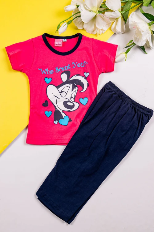 طقم بناتي قطعتين تيشيرت باللون الفوشي مزين برسومات و كتابات من الأمام مع بنطلون طويل لون كحلي