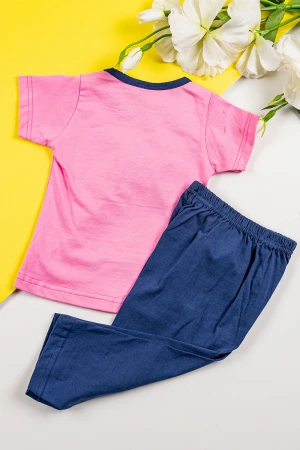 طقم بناتي قطعتين تيشيرت باللون الوردي مزين برسومات من الأمام مع بنطلون طويل لون كحلي 