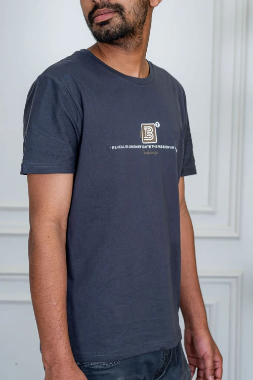 تيشيرت رجالي لون رصاصي بياقة دائرية مزين بكتابات من الأمام