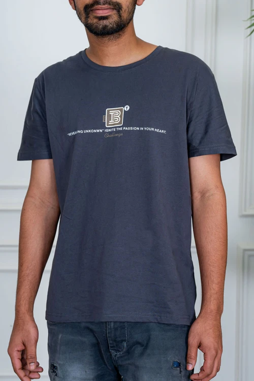 تيشيرت رجالي لون رصاصي بياقة دائرية مزين بكتابات من الأمام