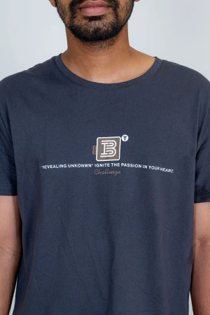 تيشيرت رجالي لون رصاصي بياقة دائرية مزين بكتابات من الأمام 