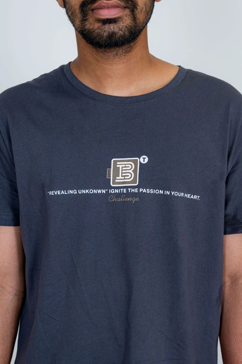 تيشيرت رجالي لون رصاصي بياقة دائرية مزين بكتابات من الأمام