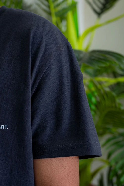 تيشيرت رجالي لون رصاصي بياقة دائرية مزين بكتابات من الأمام