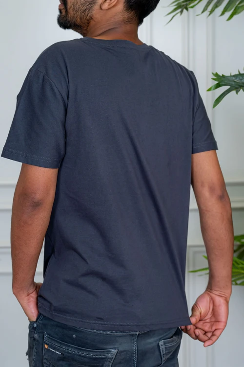 تيشيرت رجالي لون رصاصي بياقة دائرية مزين بكتابات من الأمام