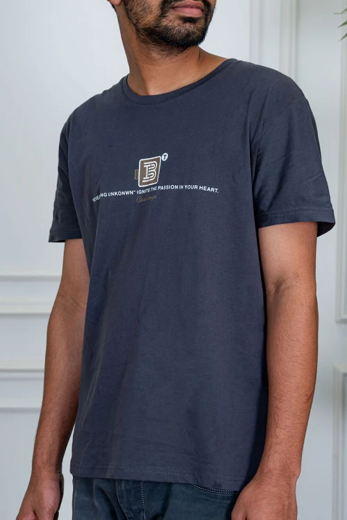 تيشيرت رجالي لون رصاصي بياقة دائرية مزين بكتابات من الأمام