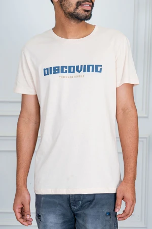 تيشيرت رجالي لون بيج فاتح بياقة دائرية مزين بكتابات من الأمام 