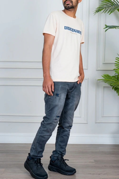 تيشيرت رجالي لون سماوي مزين بكتابات و رسومات ملونة من الأمام و الخلف