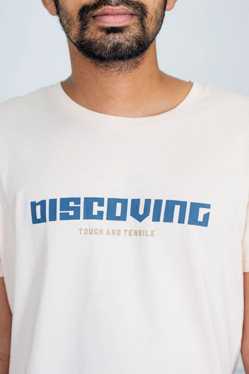 تيشيرت رجالي لون سماوي مزين بكتابات و رسومات ملونة من الأمام و الخلف