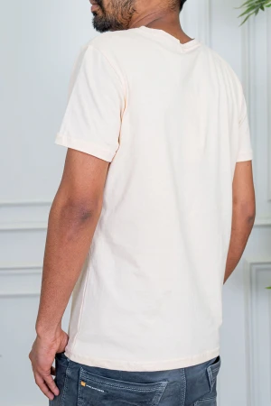 تيشيرت رجالي لون بيج فاتح بياقة دائرية مزين بكتابات من الأمام 