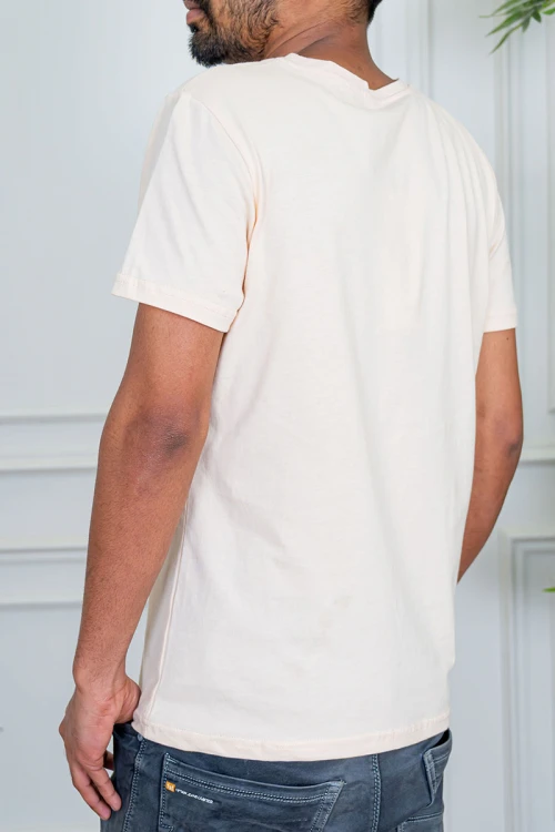 تيشيرت رجالي لون سماوي مزين بكتابات و رسومات ملونة من الأمام و الخلف