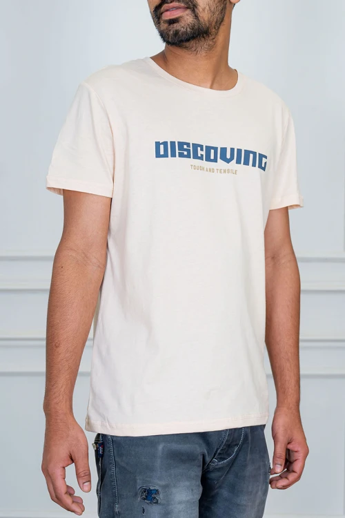 تيشيرت رجالي لون سماوي مزين بكتابات و رسومات ملونة من الأمام و الخلف