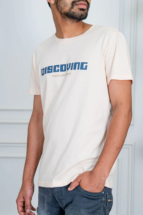 تيشيرت رجالي لون سماوي مزين بكتابات و رسومات ملونة من الأمام و الخلف