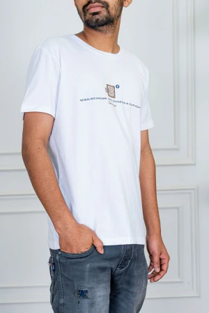 تيشيرت رجالي لون أبيض بياقة دائرية مزين بكتابات من الأمام 