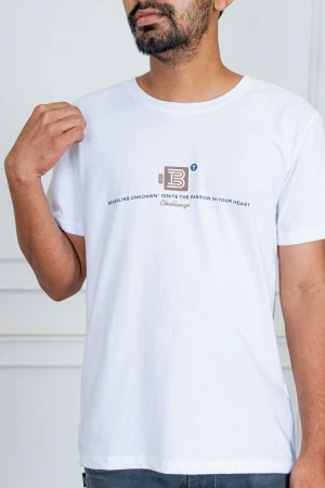 تيشيرت رجالي لون أبيض بياقة دائرية مزين بكتابات من الأمام 